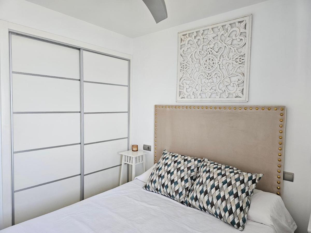 Apartamento Moderno piso céntrico frente al mar con gran terraza Rincón de la Victoria Exterior foto